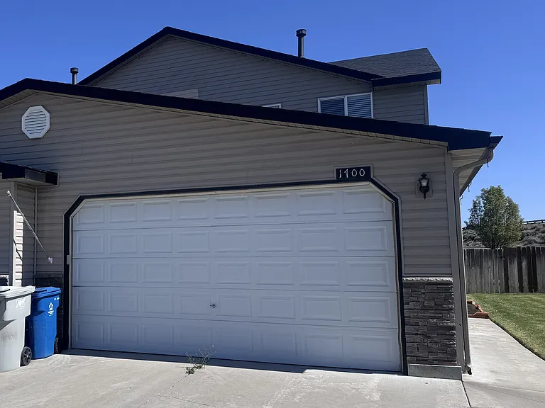 1700 NE Cinder Loop — Photo 2