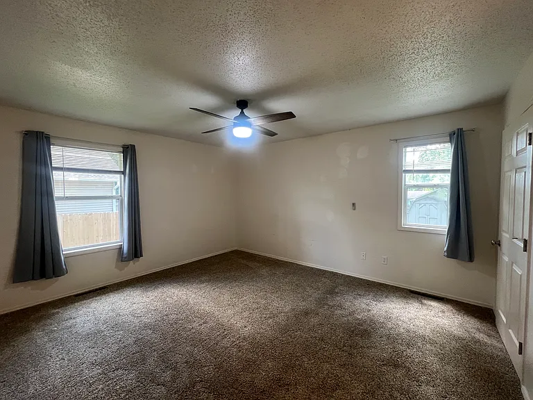 204 E Robberson St — Photo 19