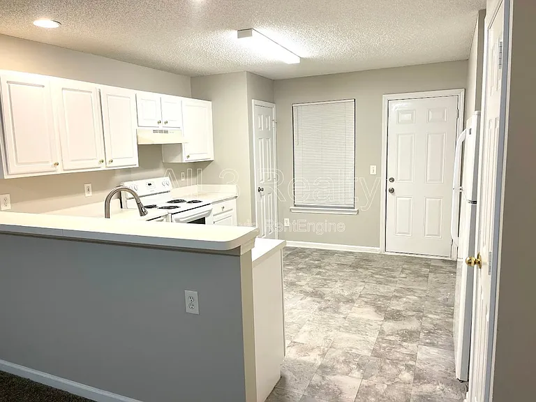 311 Coral Cir — Photo 6