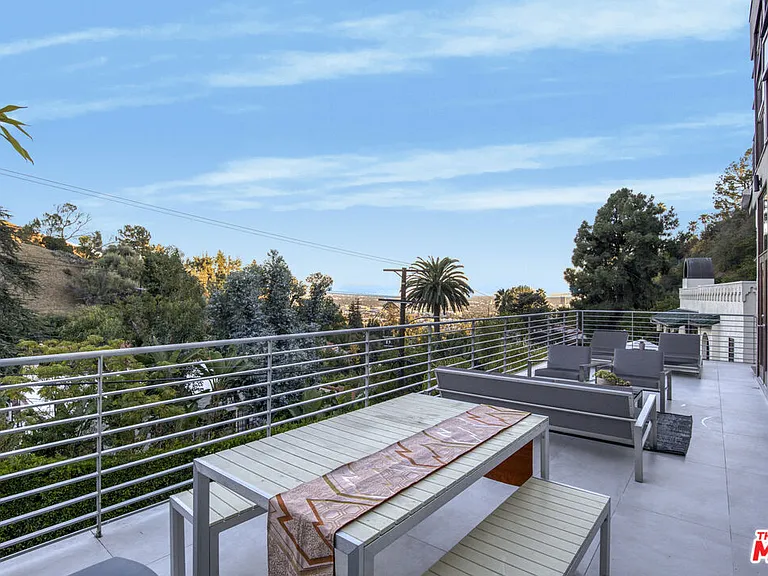 1929 N Curson Pl — Photo 26