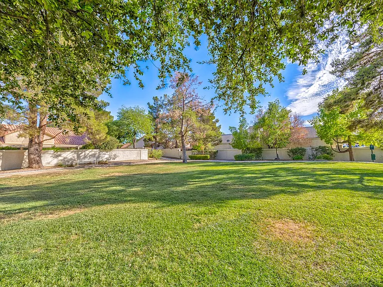 2078 Waverly Cir — Photo 18