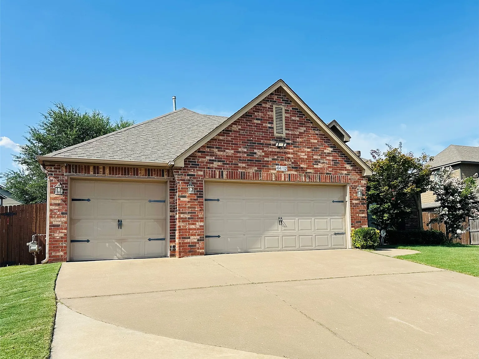 3 bed, 2.0 bath, 2027 sqft, $2,200 — Photo 2