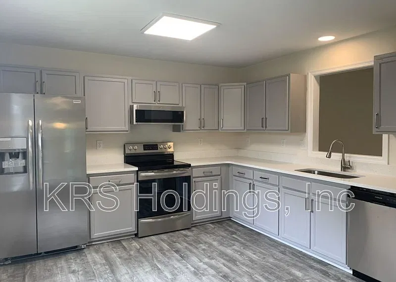 5 bed, 3.0 bath, 2600 sqft, $2,595 — Photo 3