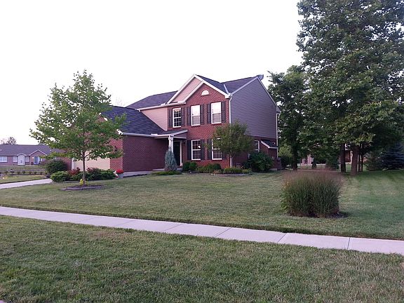 Summertime front of the hous
