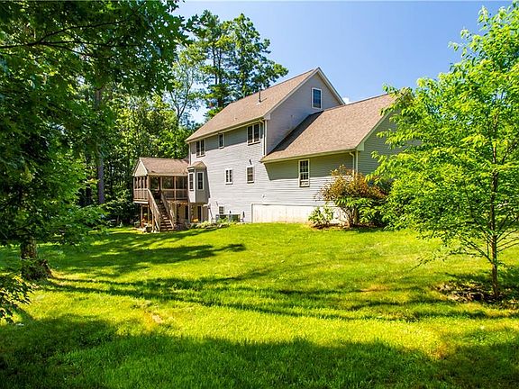 4th image of 35 Ledge Wood Ln