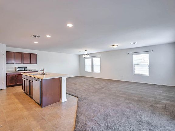 4th image of 912 S Pheasant Dr