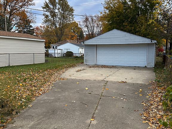 4th image of 24345 Dartmouth St