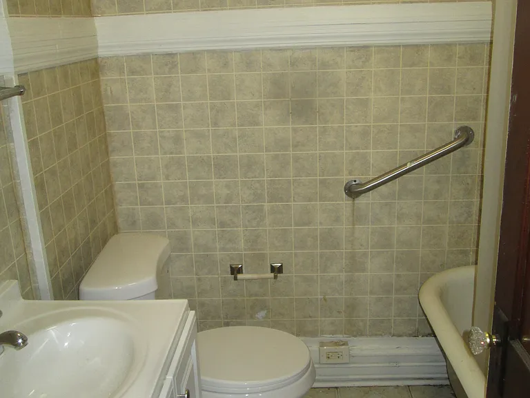 1208 Holmes St — Photo 9