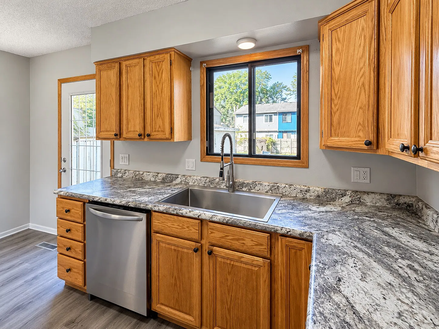 3 bed, 1371 sqft, $1,575 — Photo 2