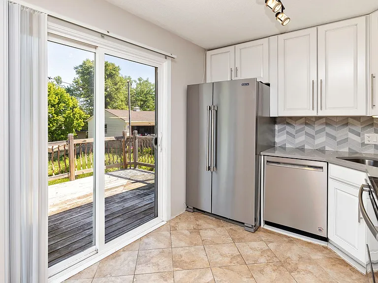 3815 Hillcrest Dr — Photo 11
