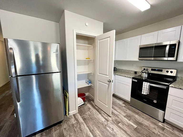 564 Holly St — Photo 12