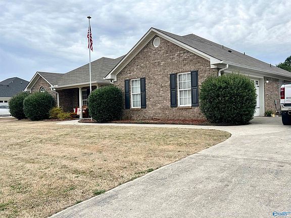 4th image of 127 Edgebrook Dr