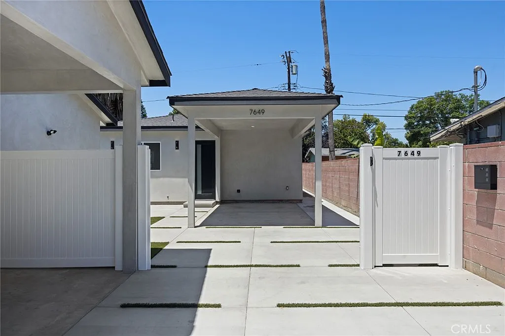 3 bed, 1050 sqft, $3,745 — Photo 2
