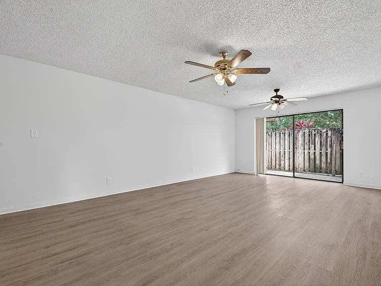 Lakeside Villas — Photo 15