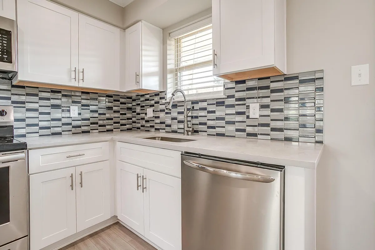 Building Photo - 5076 Matilda St #127