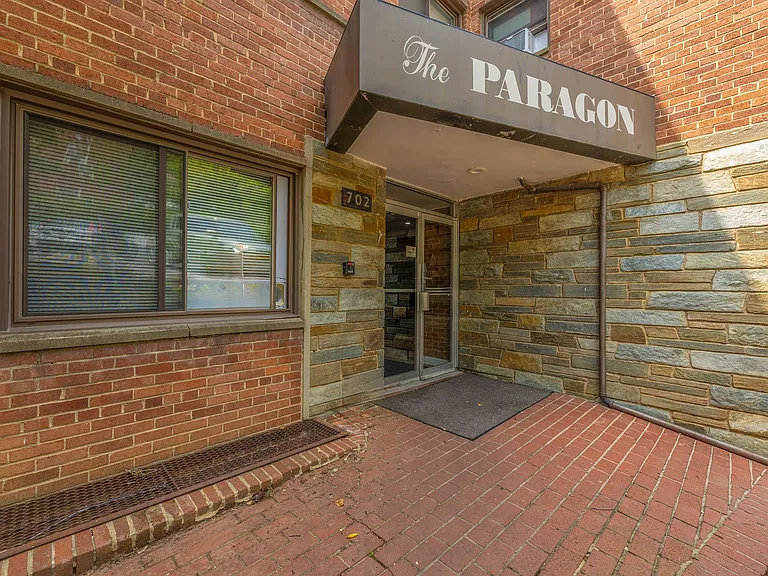 702 Chaney Dr — Photo 2