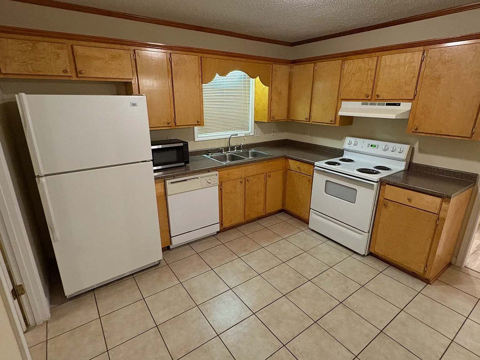 720 Carmen Ct — Photo 2
