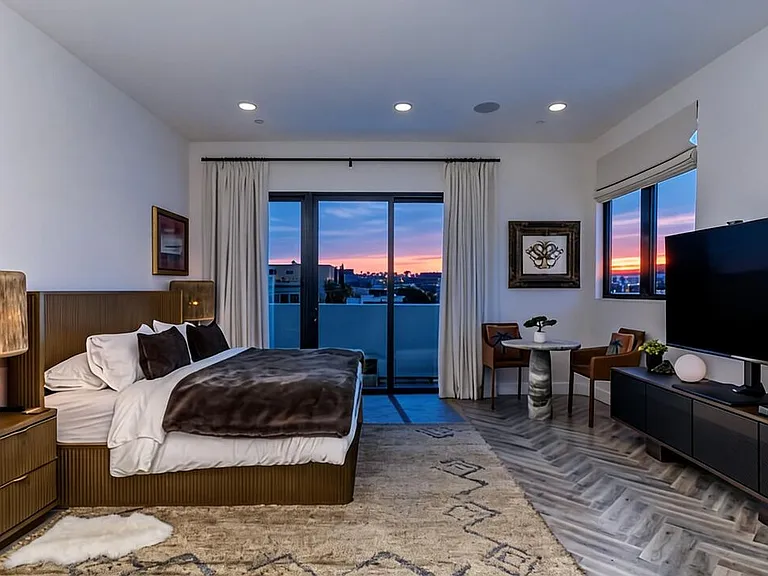 137 N Doheny Dr #2 — Photo 9
