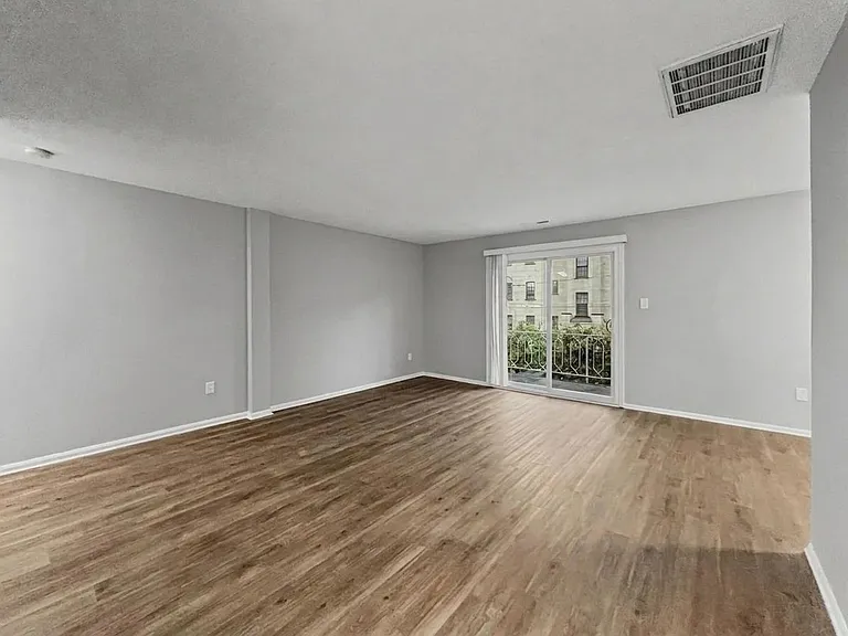 200 E Maple Ave — Photo 5