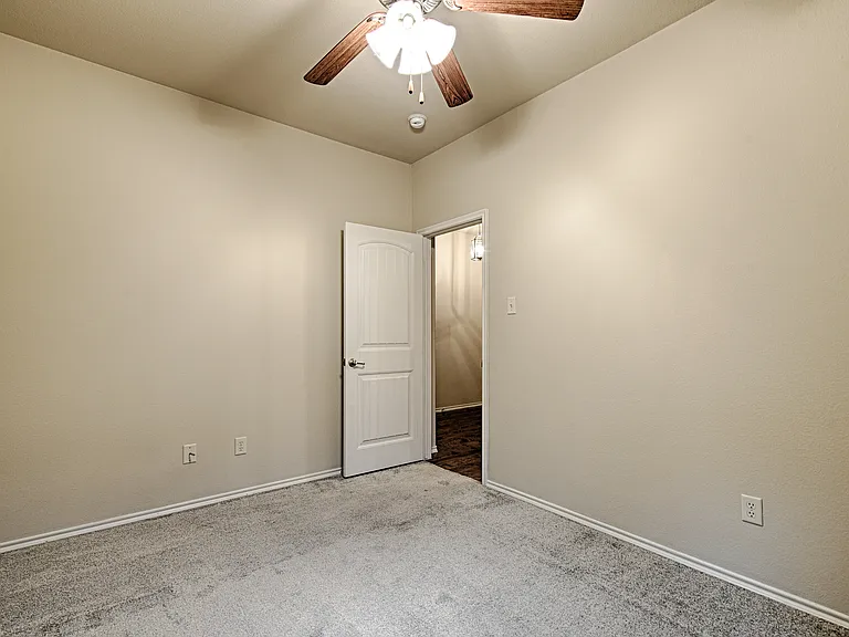 2805 Leslie Ln — Photo 7