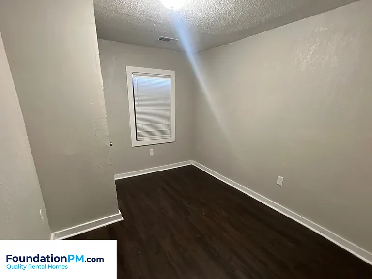 1371 E Trigg Ave — Photo 16