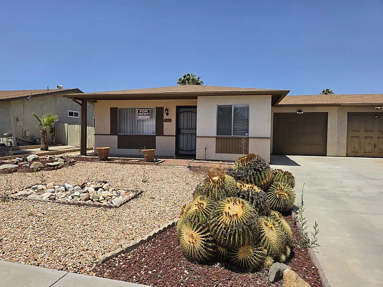 Corona St — Photo 24
