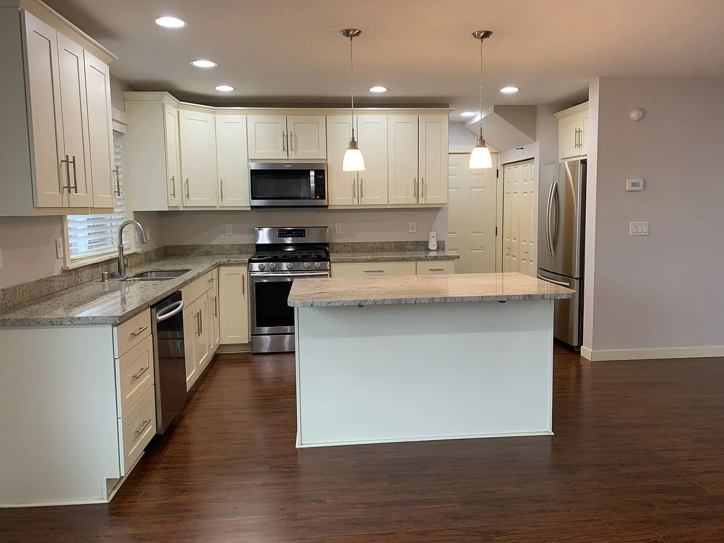 Lovely 3 bedroom Home at end of cul-de-sac - Low Maintenance Yard — Photo 4