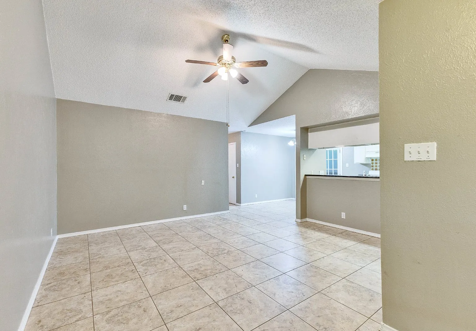 2 bed, 1.0 bath, 1033 sqft, $1,350 — Photo 3