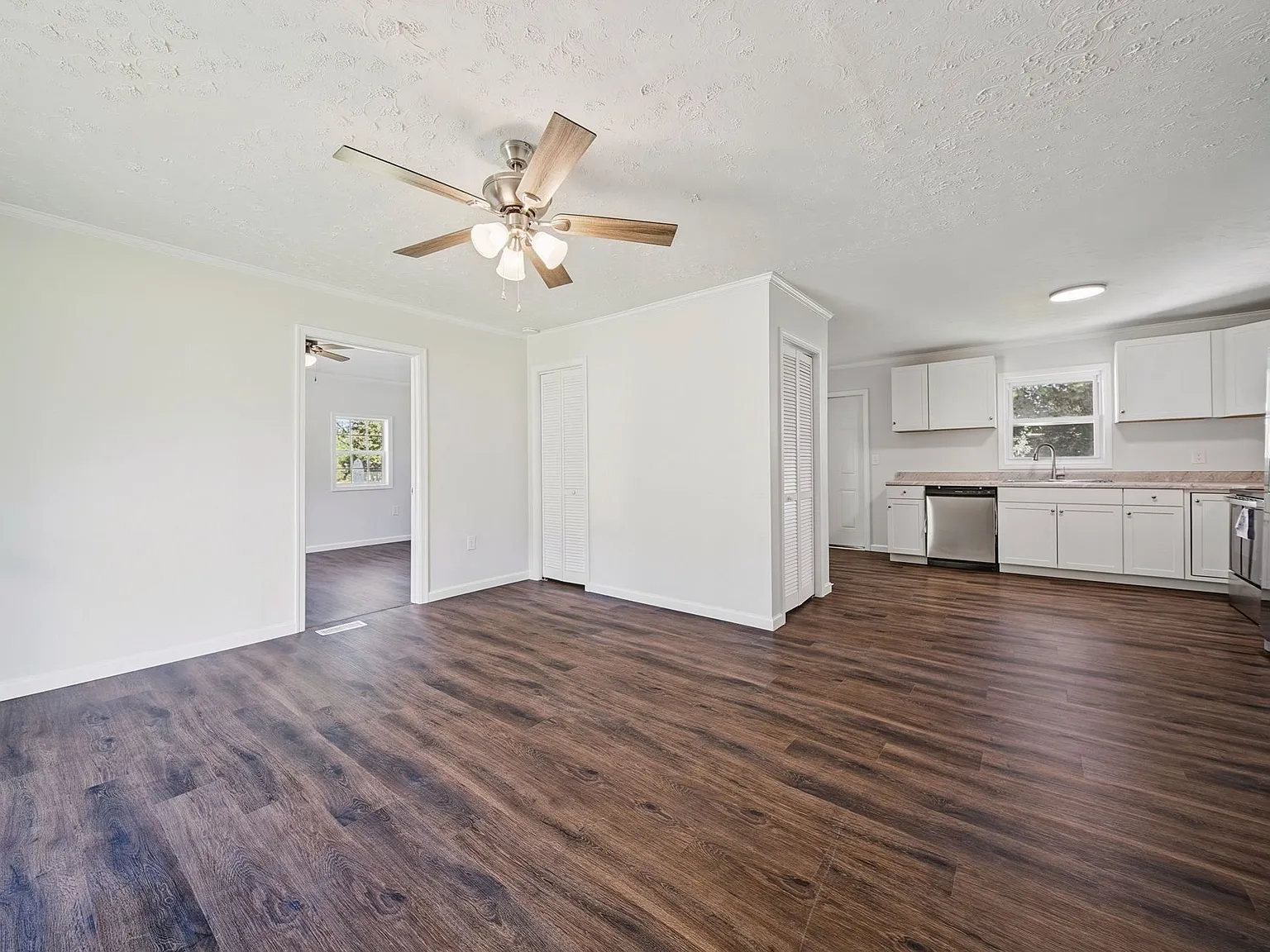 4 bed, 1404 sqft, $2,400 — Photo 2