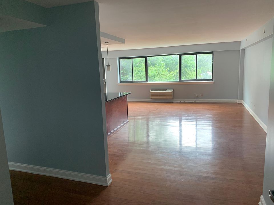 1st image of 60 Parkway Dr E APT 3K