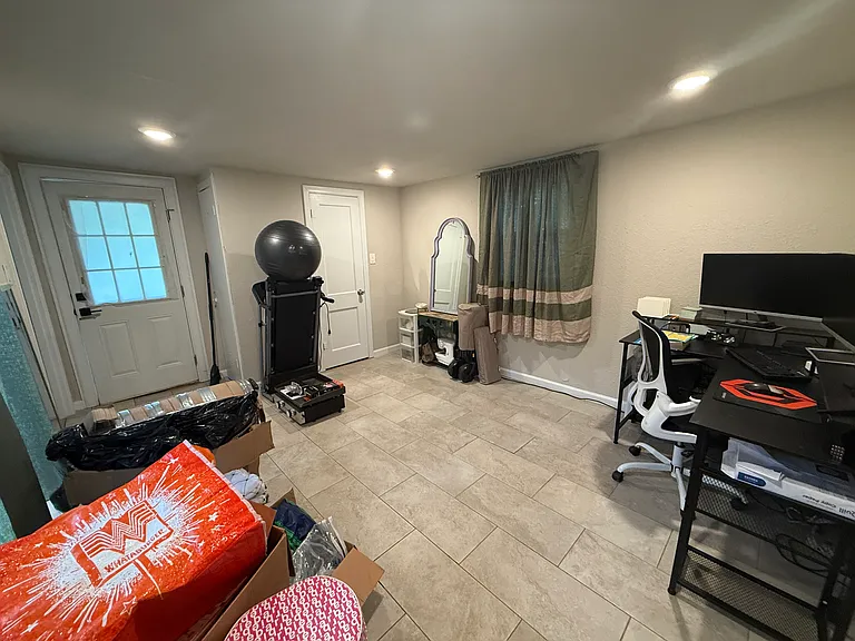 1750 N Graham St — Photo 14