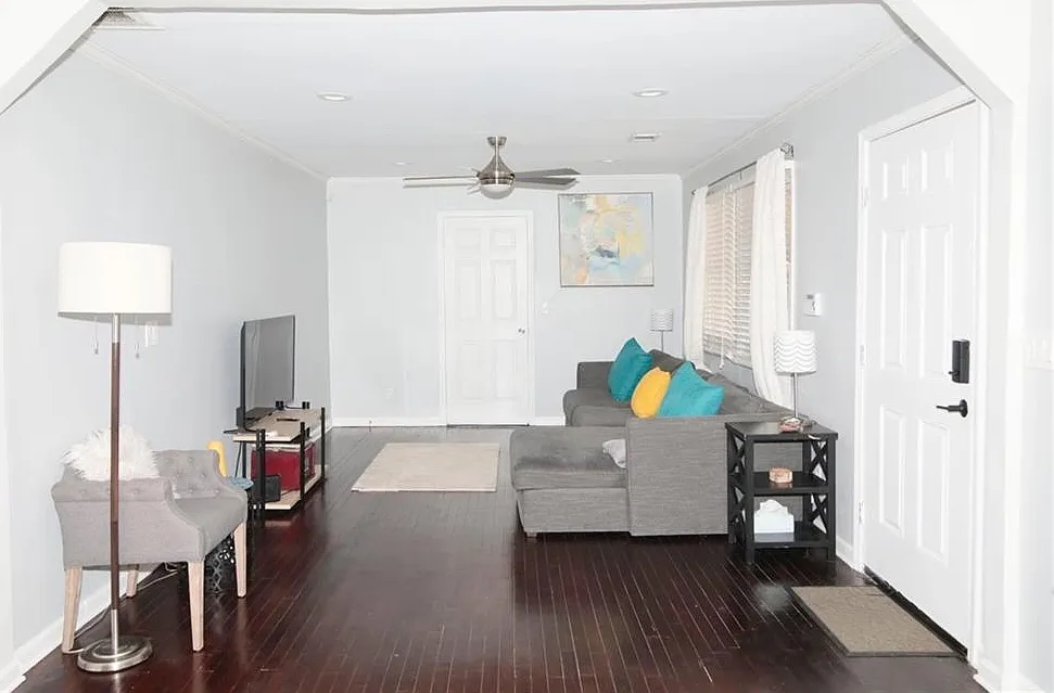 3 bed, 2.0 bath, 888 sqft, $2,100 — Photo 4