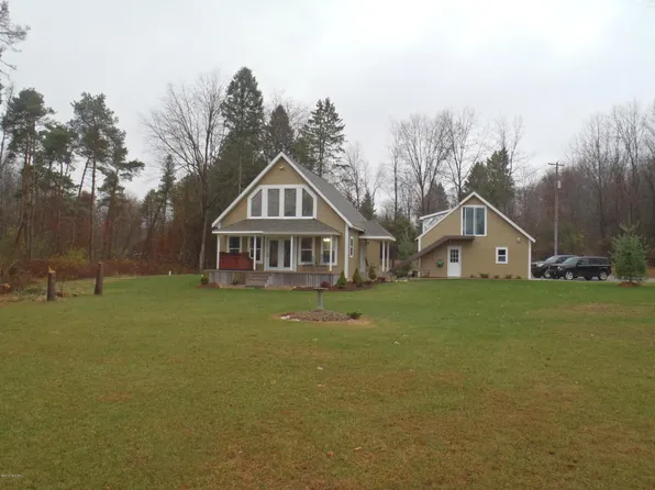 380 Barber Dr, Hillsdale, MI 49242