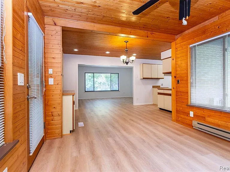 7580 Thornwood St — Photo 10