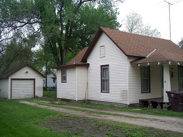 2nd image of 704 N Oak St