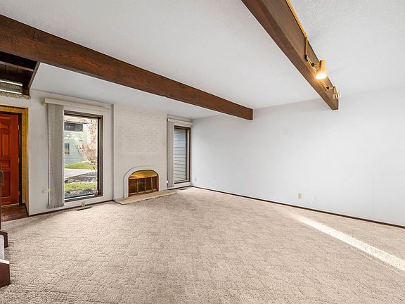 4th image of 1009 E Strawberry Ln