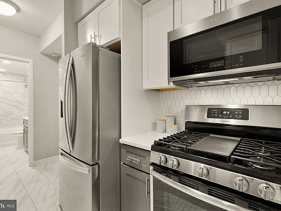 5th image of 1021 N Garfield St APT 532