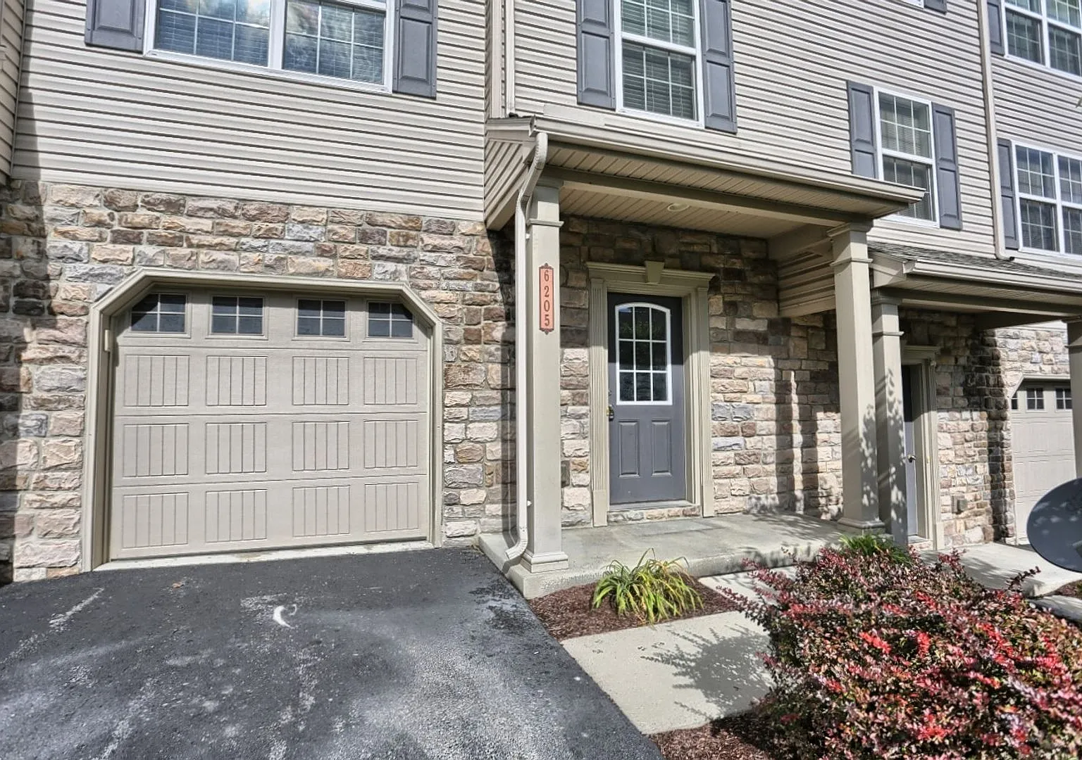 This well-maintained 3-bedroom, 2.5-bathroom home in Mechanicsburg, PA offers comfortable living ... — Photo 2