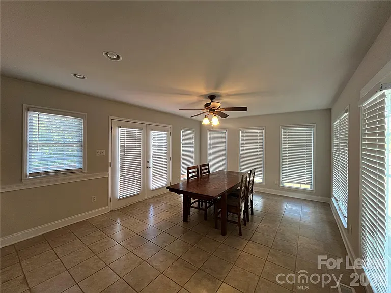 1120 Hensley Rd W — Photo 5