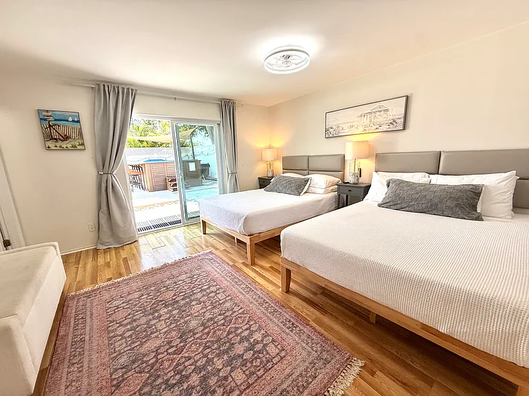 2 Queen beds with memory foam mattresses.