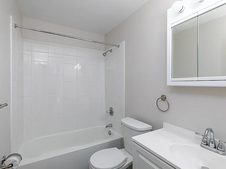 2BR, 1BA (830sqft) - Bathroom (Newport)