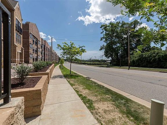 4th image of 54598 Twyckenham Dr #Q9