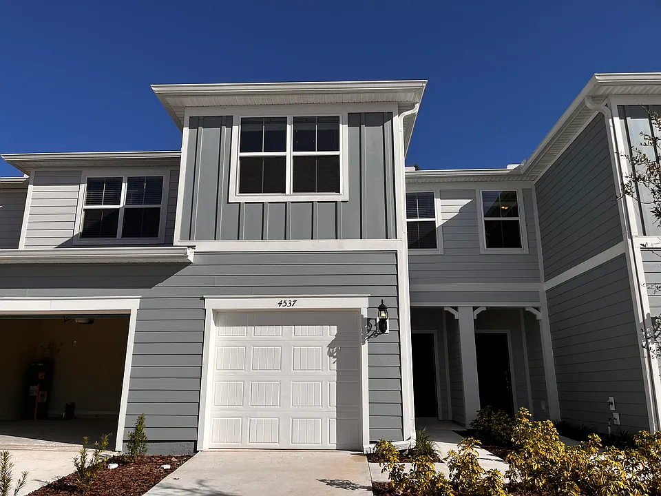 4537 Sparkling Shell Ave