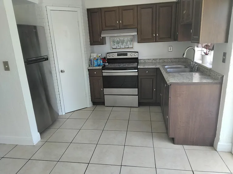330 NW 38th St — Photo 12