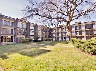 4710 Russett Ln #R101, Skokie, IL 60076