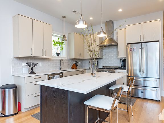 4th image of 3049 N Clybourn Ave #2