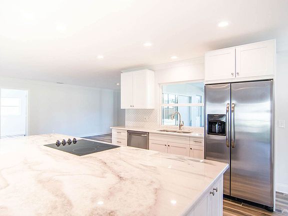 5338 Venetian Blvd NE Saint-large-007-2-Kitchen-1500x1000-72dpi
