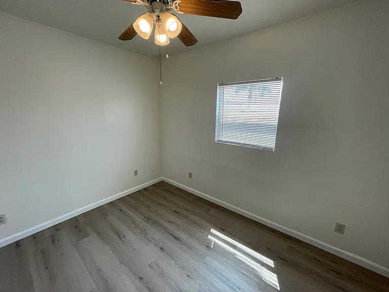 1009 - 1011 Western Ave. — Photo 16