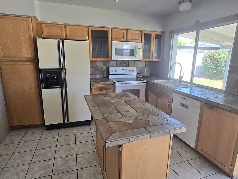 2932 E Pershing Ave — Photo 2