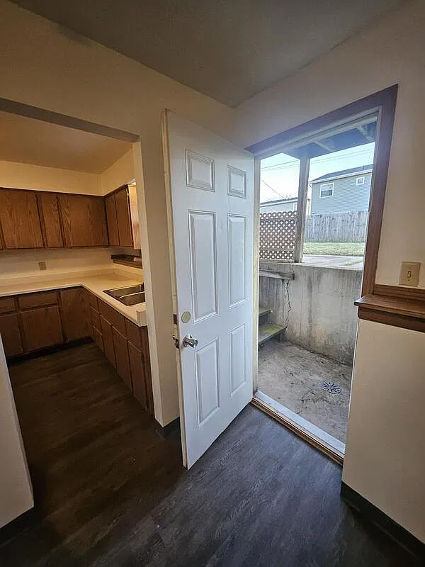 2 bed, 1.0 bath, $999 — Photo 4